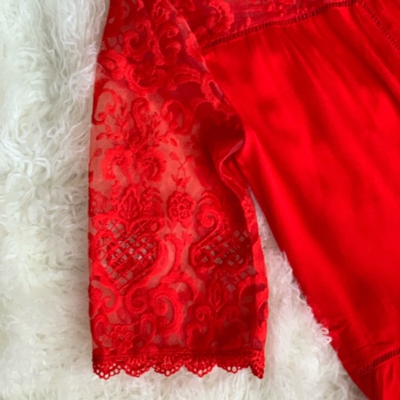 NEW UMGEE Bell Sleeve Floral Lace Ruffle Hem Top Size S - Picture 8 of 8